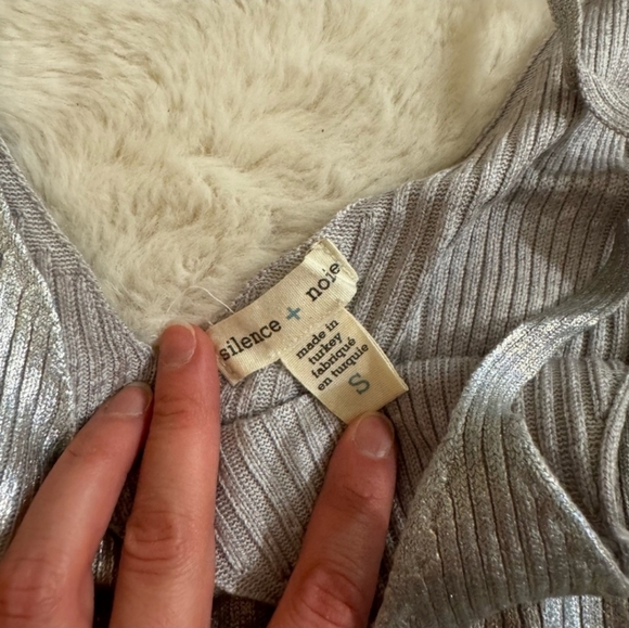 Cropped, ribbed silver knit tank - Picture 2 of 2